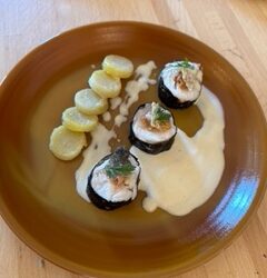 Maki de Merlu à l’ail violet de Cadours confit, palet de pomme de terre et crème d’ail
