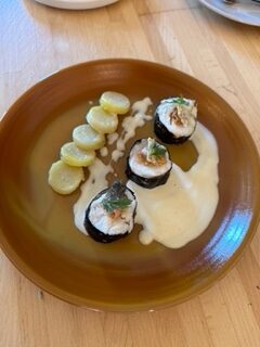 Maki de Merlu à l’ail violet de Cadours confit, palet de pomme de terre et crème d’ail